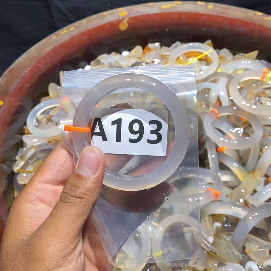 暴***士手镯玛瑙/玉髓未镶嵌