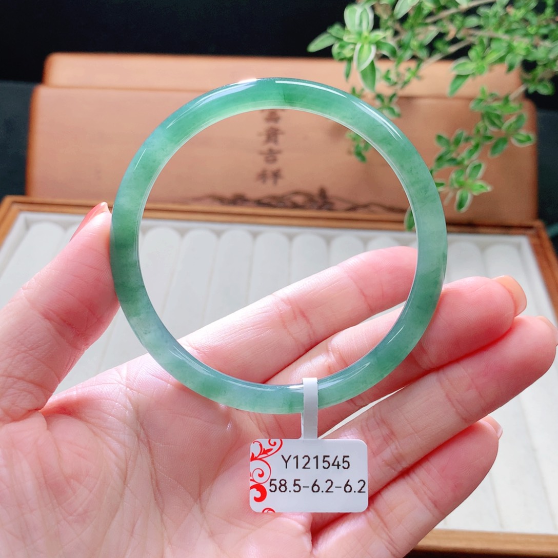 未镶嵌手镯（圆镯）翡翠