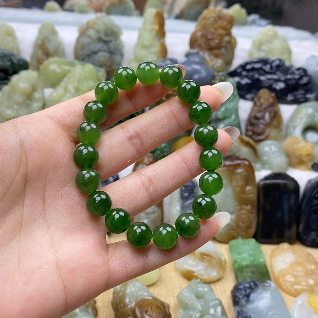 曾***。和田玉未镶嵌颈饰