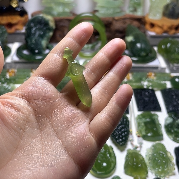 蛇纹石玉颈饰未镶嵌