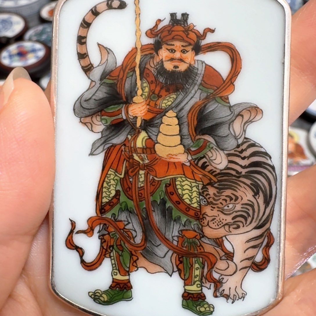 旭****瓷片粉彩纯银武财神