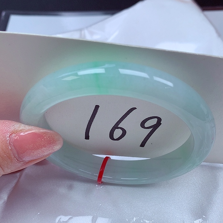 翡翠手镯未镶嵌翡翠