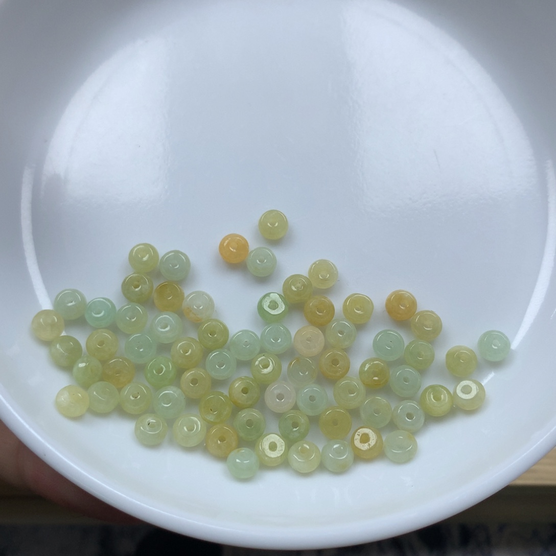 翡翠颈饰未镶嵌卡2✖️4算盘珠。60颗。单圈。