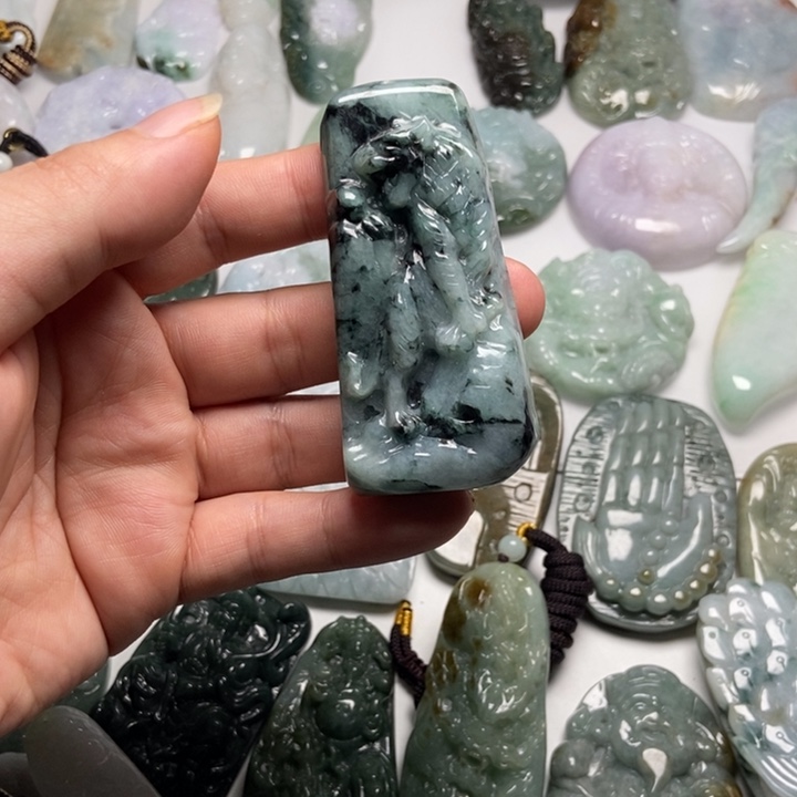 砼****翡翠未镶嵌颈饰虎