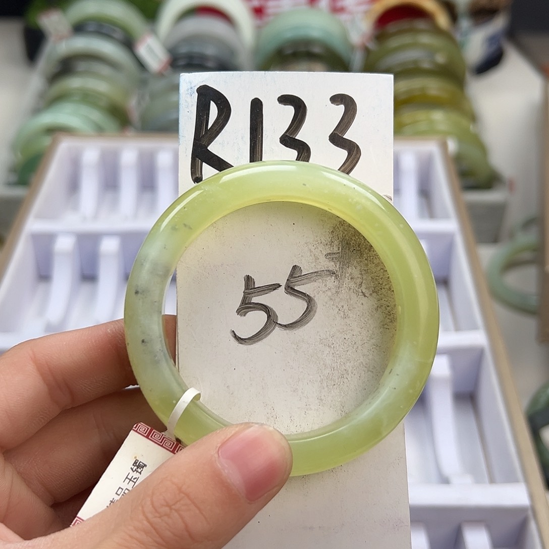 岫玉手镯未镶嵌天然岫玉微瑕，可以正常佩戴