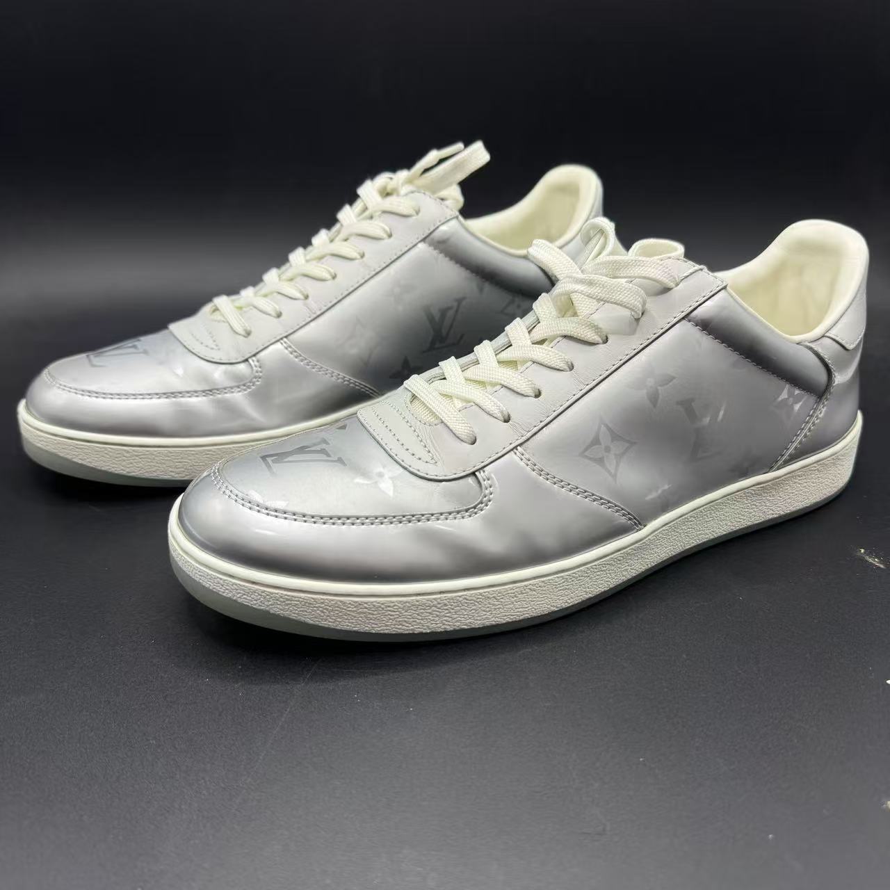 95新 LouisVuitton/路易威登 男士时尚银色老花浮雕板鞋42码w030y