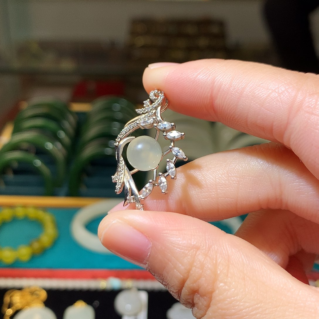 颈饰未镶嵌岫岩老玉（透闪石质玉）