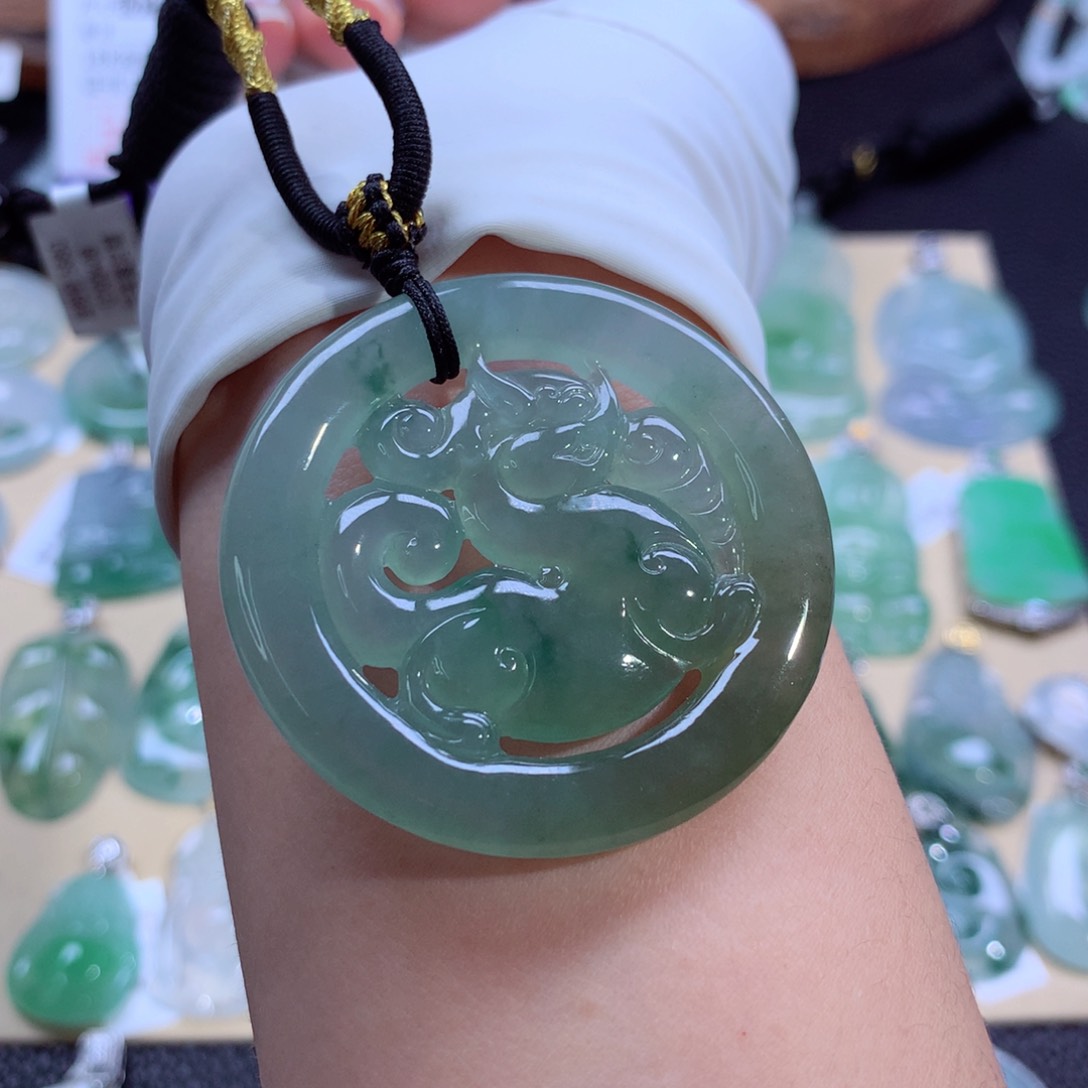 翡翠颈饰未镶嵌麒麟