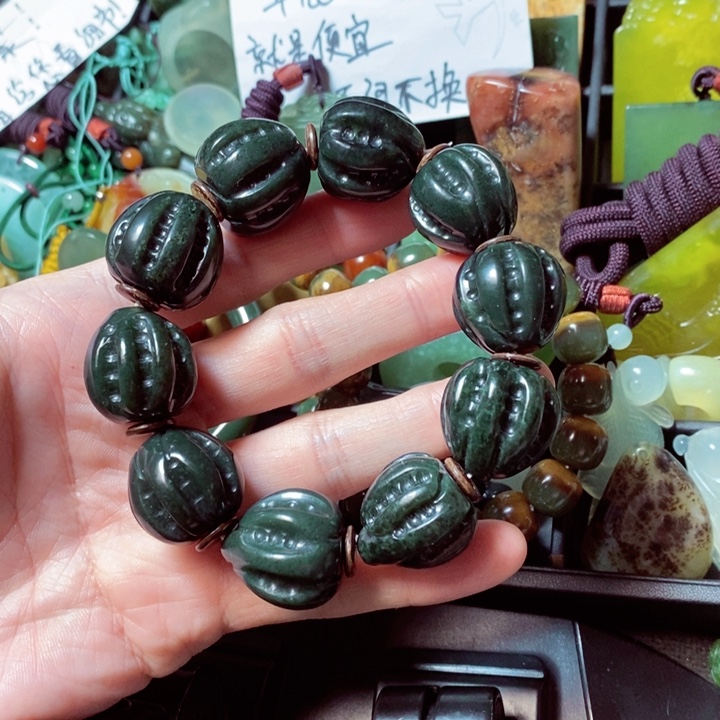 透闪石质玉颈饰未镶嵌