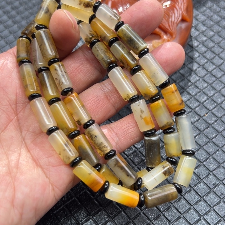 石英质玉（黄龙玉）颈饰未镶嵌