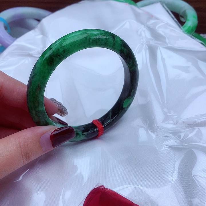 翡翠手镯未镶嵌翡翠