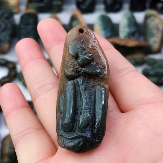 未镶嵌岫岩河磨玉（透闪石质玉）挂件