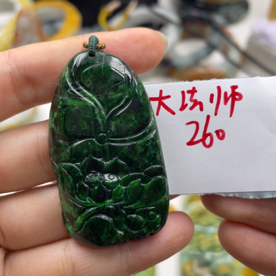 大***力翡翠未镶嵌颈饰牌子