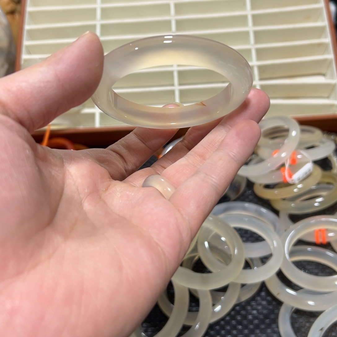 玛瑙/玉髓未镶嵌手镯57圈微瑕1.5