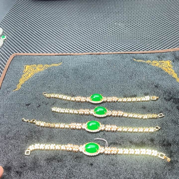 翡翠颈饰未镶嵌啊啊