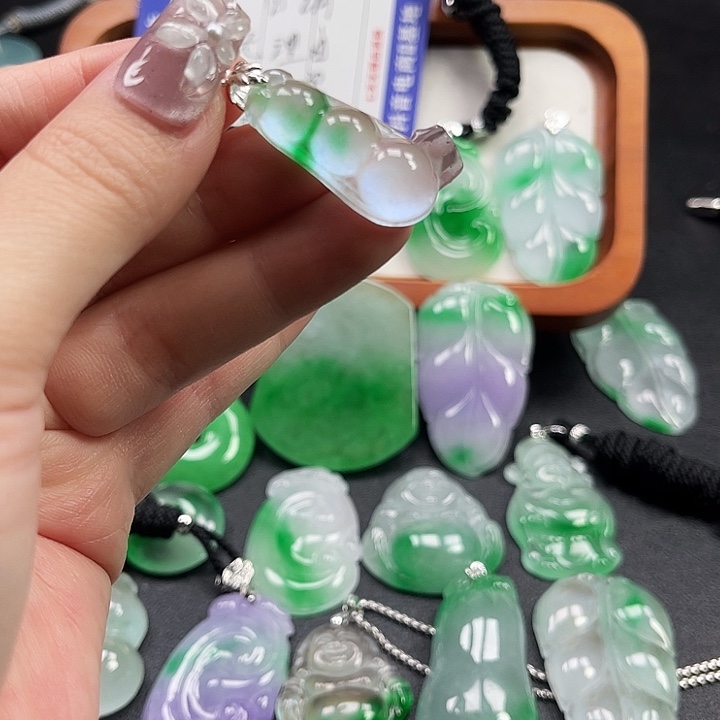 翡翠未镶嵌颈饰豆豆