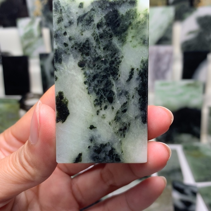 独山玉颈饰未镶嵌