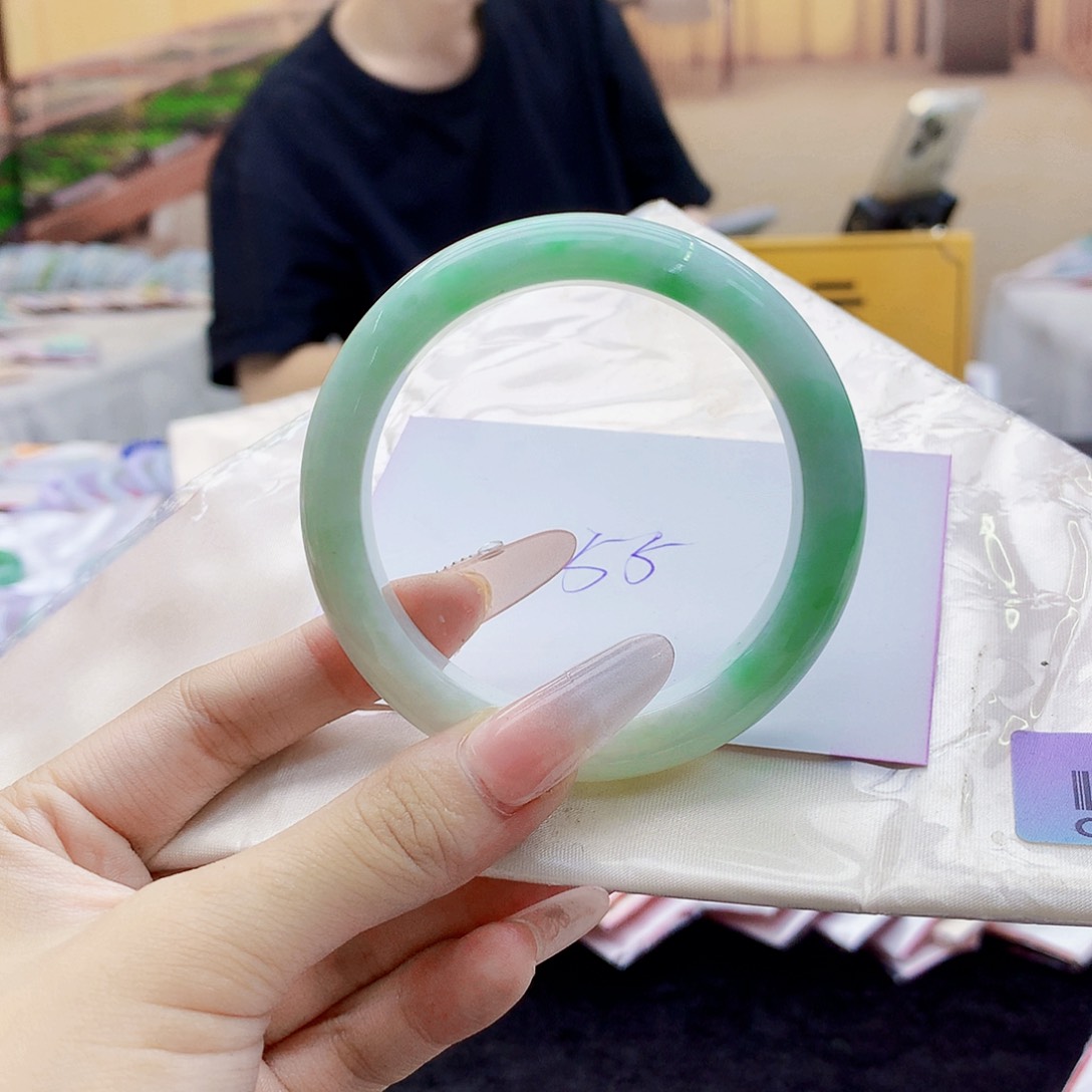 翡翠手镯未镶嵌67899999009890000