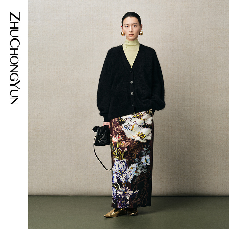 ZHUCHONGYUN2025冬新款宽松直身版型V领开衫纽扣外套C1FZ4721M