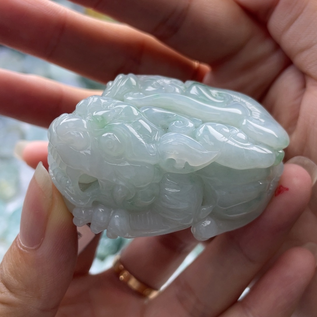 翡翠未镶嵌颈饰貔貅