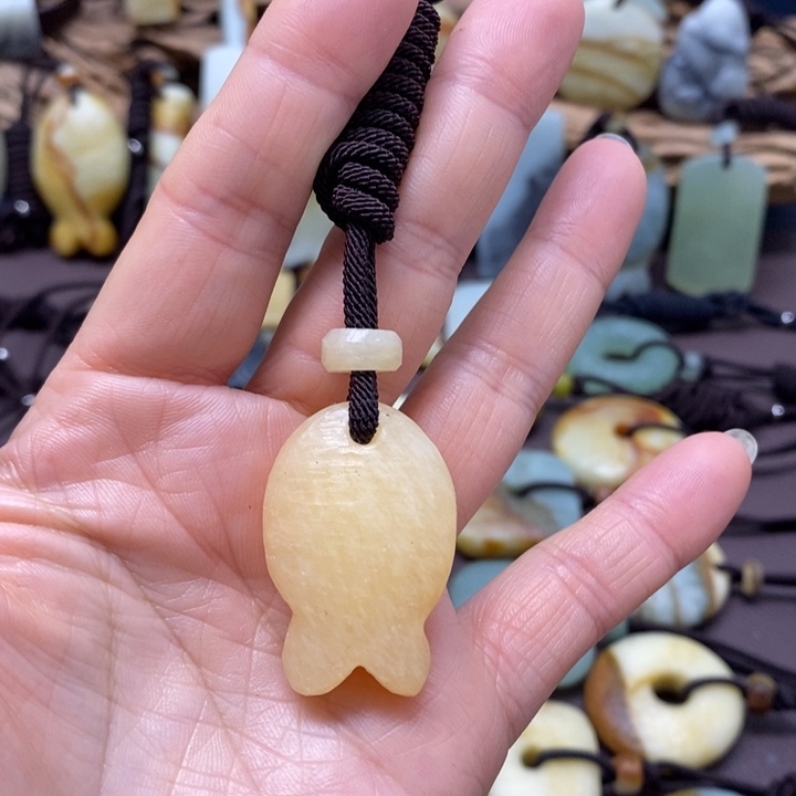 蛇纹石玉未镶嵌颈饰