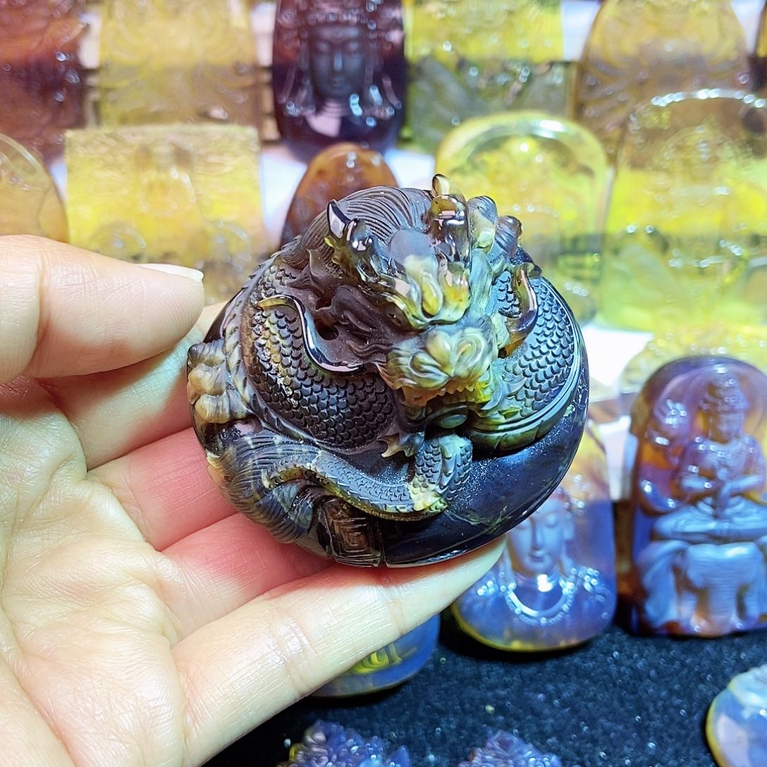 琥珀颈饰未镶嵌龙牌