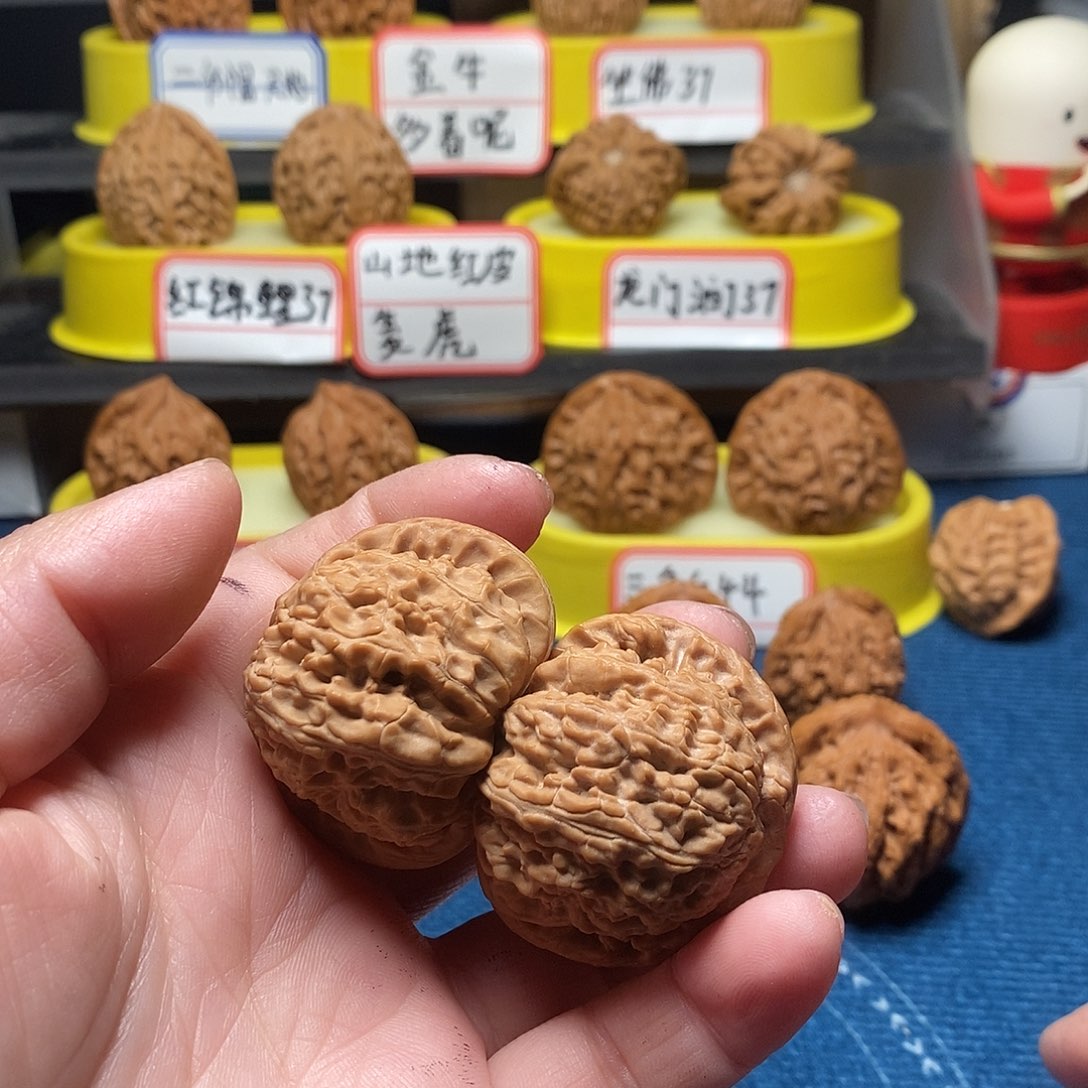 文玩核桃吊坠北**哥三角白