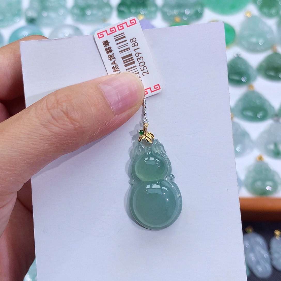 翡翠18K金镶嵌颈饰翡翠吊坠