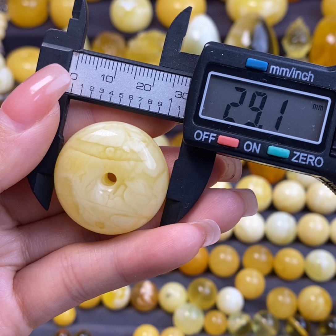 琥珀裸石未镶嵌扣子