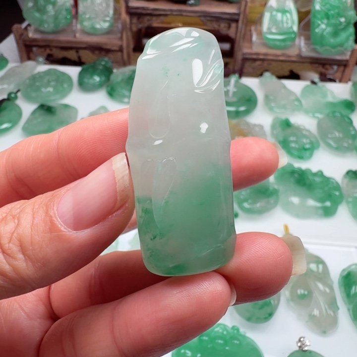 颈饰未镶嵌石英质玉玥**弯