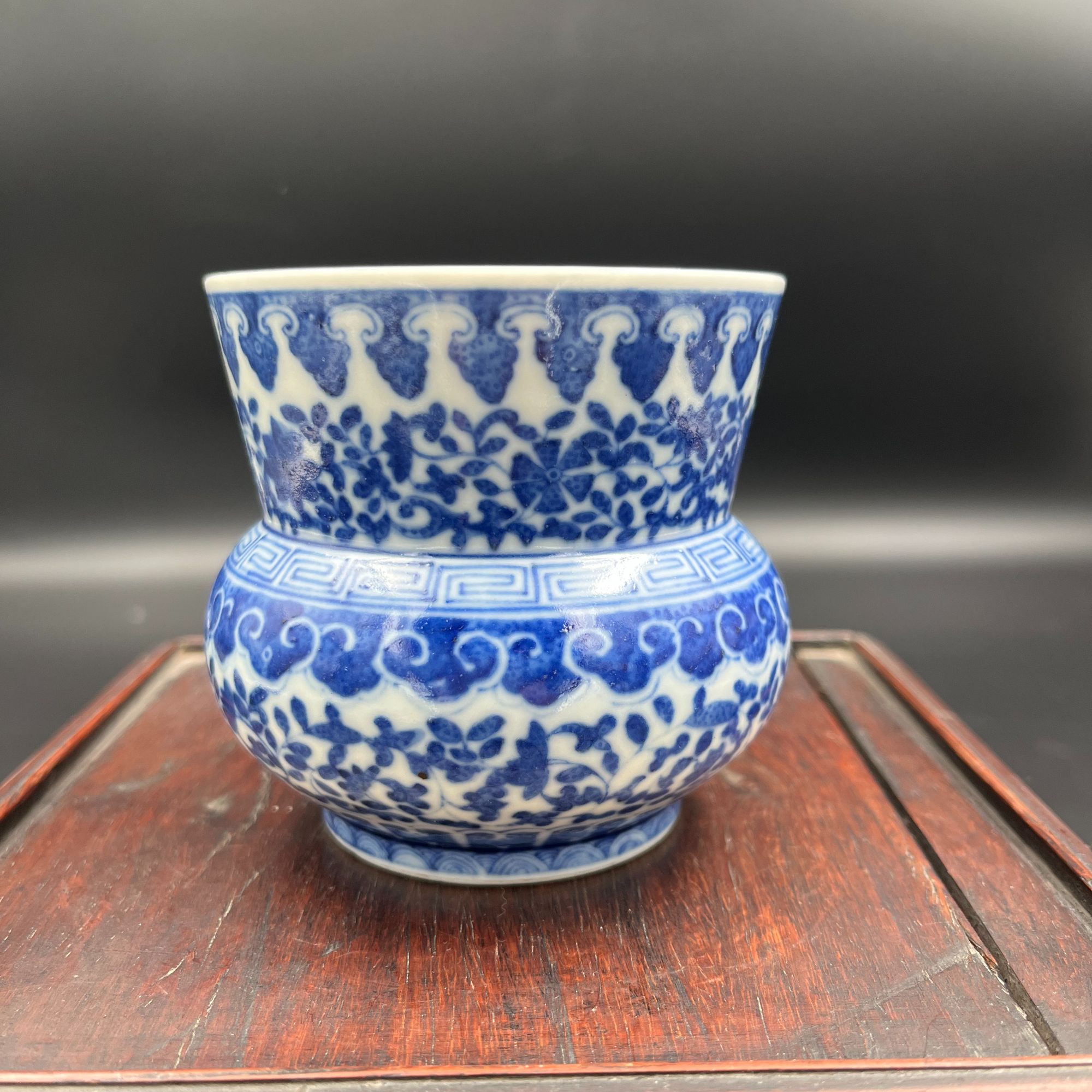 晚清青花缠枝莲纹渣斗-552