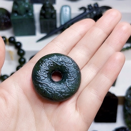 蛇纹石玉颈饰合金