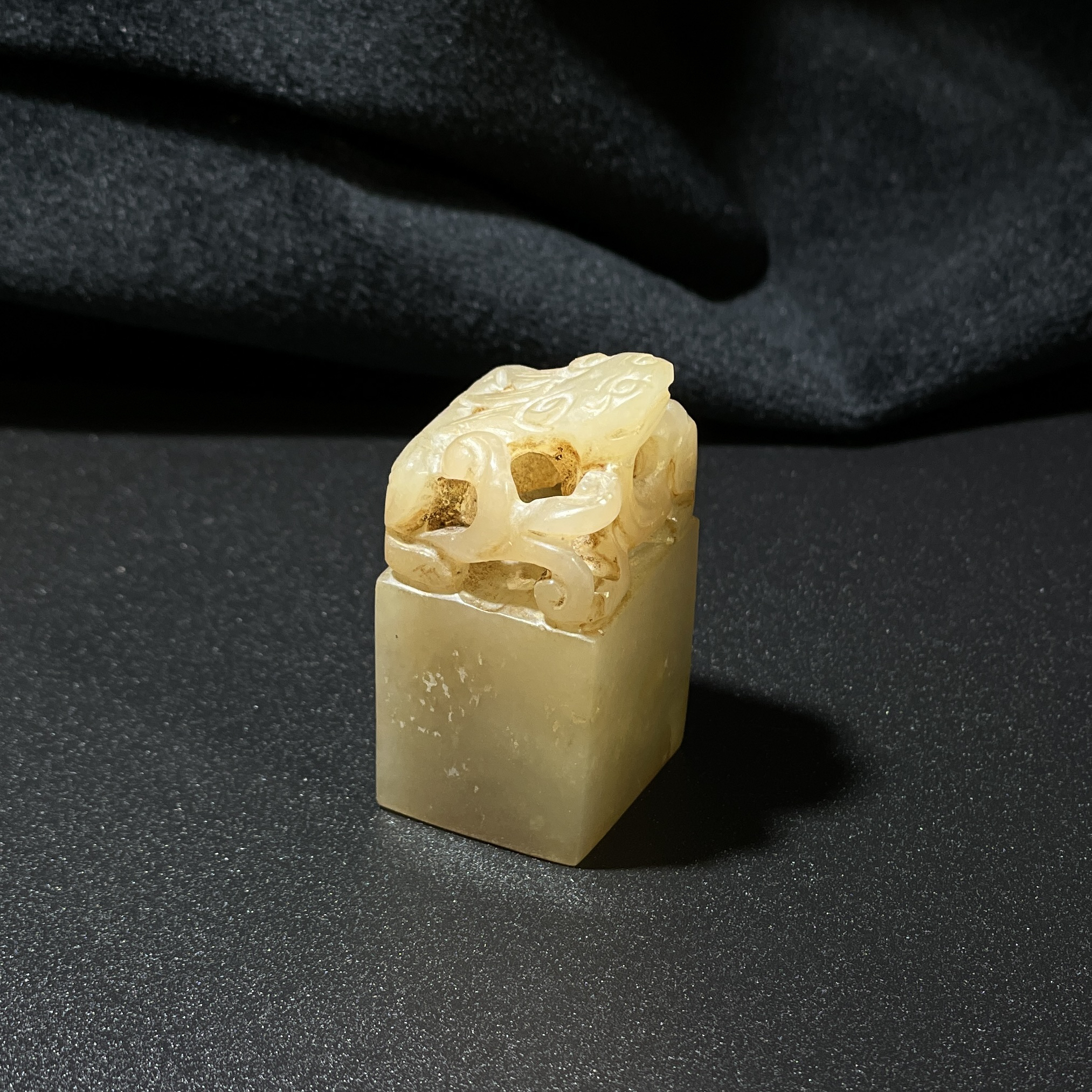 和田玉螭龙印章   （高3.85✖️宽2.16✖️厚1.87）