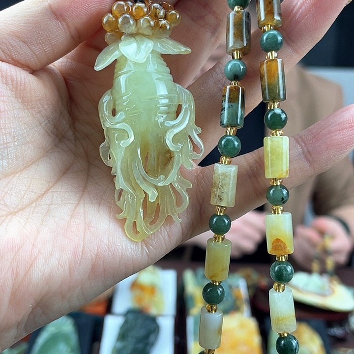 蛇纹石玉颈饰未镶嵌