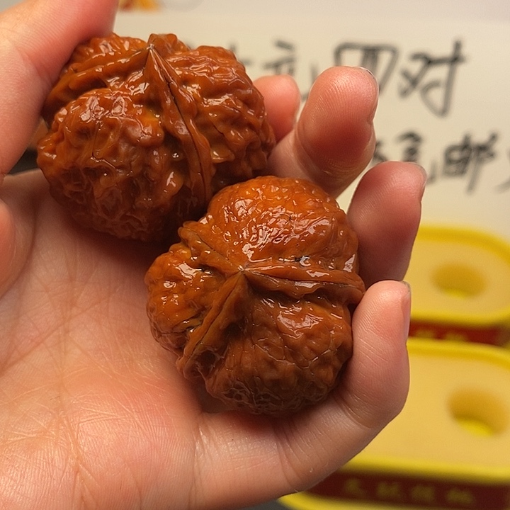 文玩核桃吊坠我在外面吃饭呢