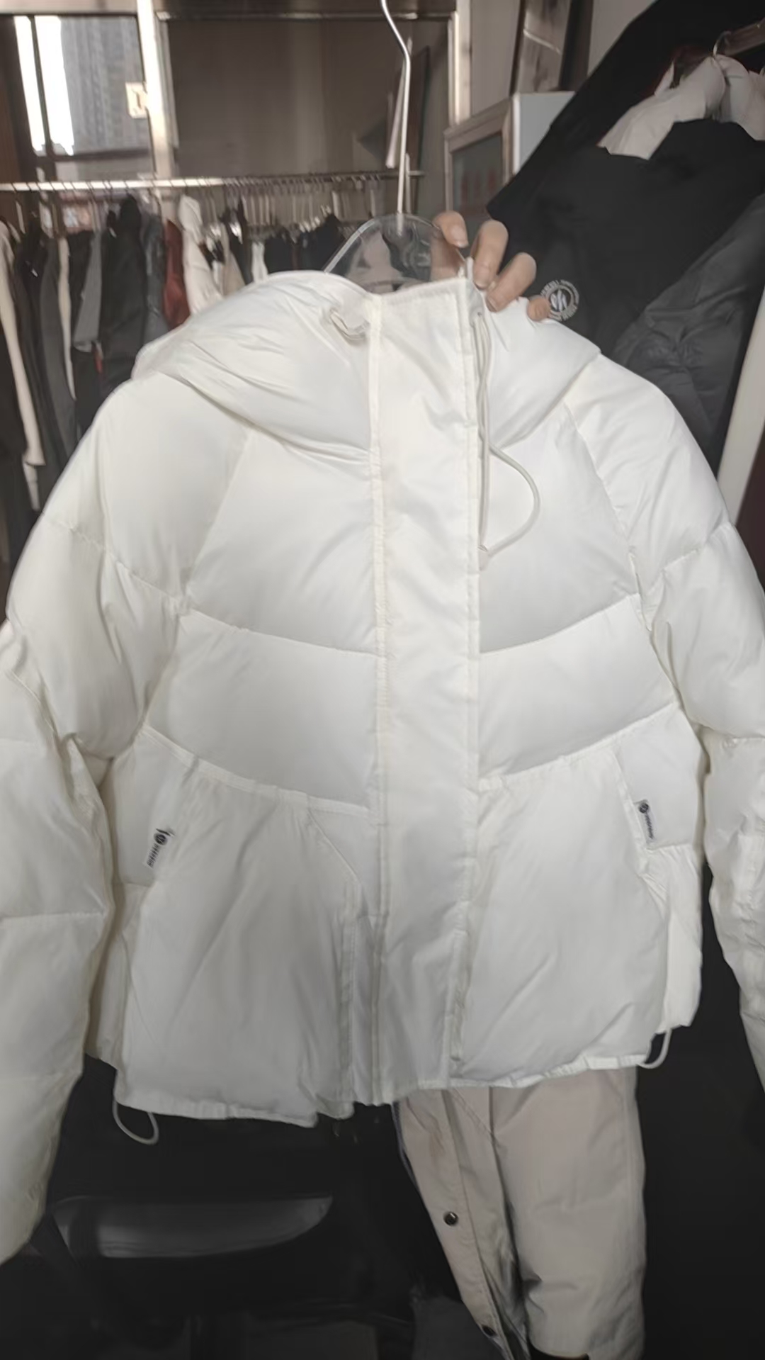还剩四件连帽棉服8031