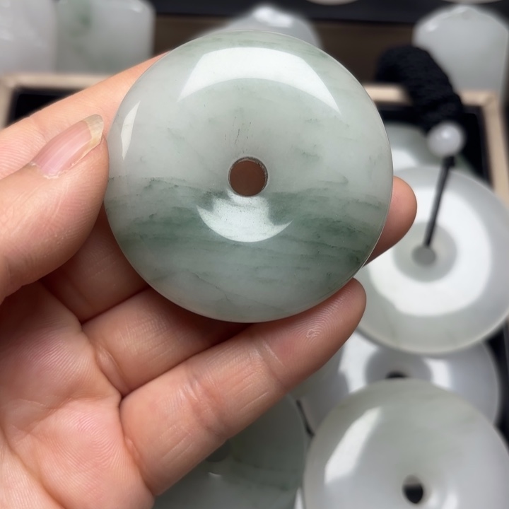 石英质玉未镶嵌颈饰梅*