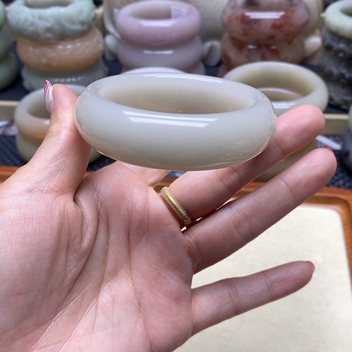 石英岩玉手镯未镶嵌