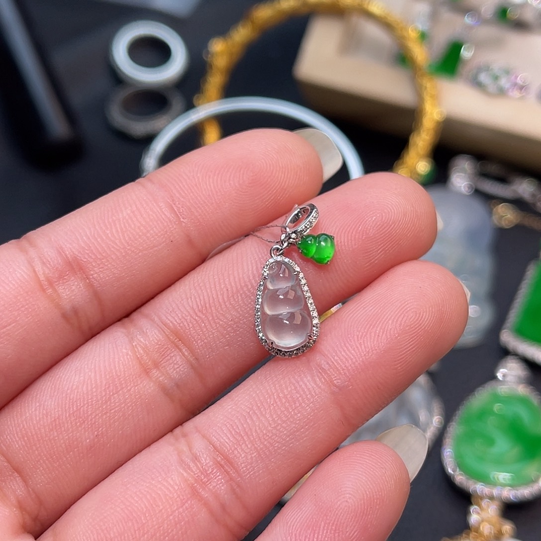 翡翠18K金镶嵌颈饰豆子