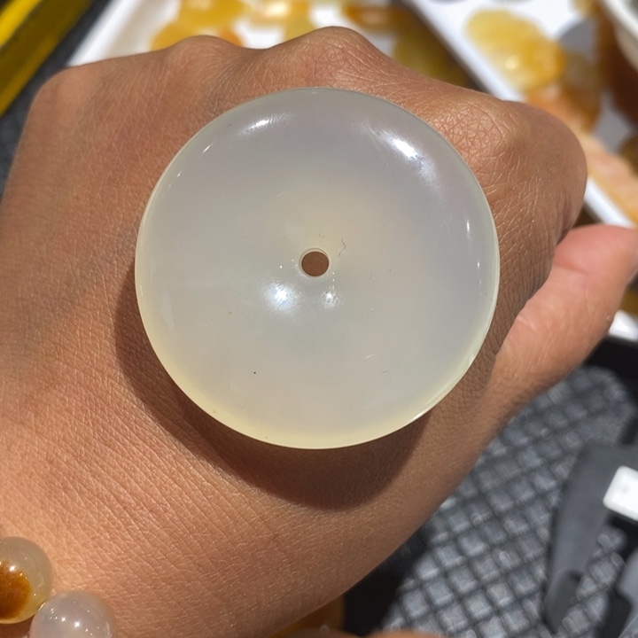 未镶嵌石英质玉（黄龙玉）颈饰