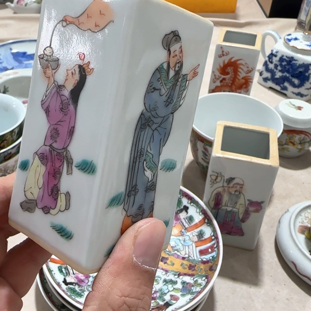 瓷片瓷器上还有一些花纹较小而且