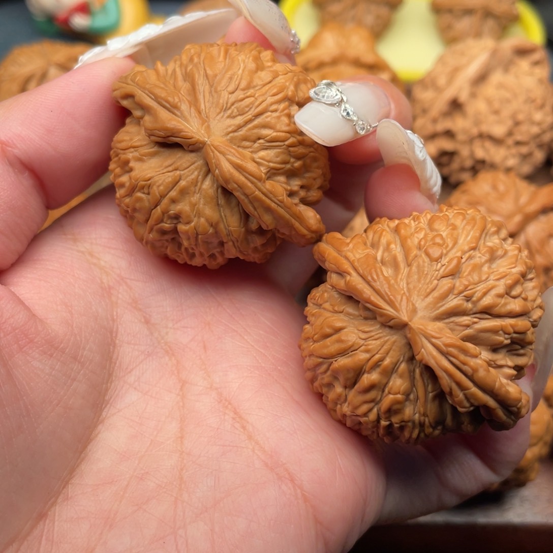 文玩核桃把件全品，红皮闷白44