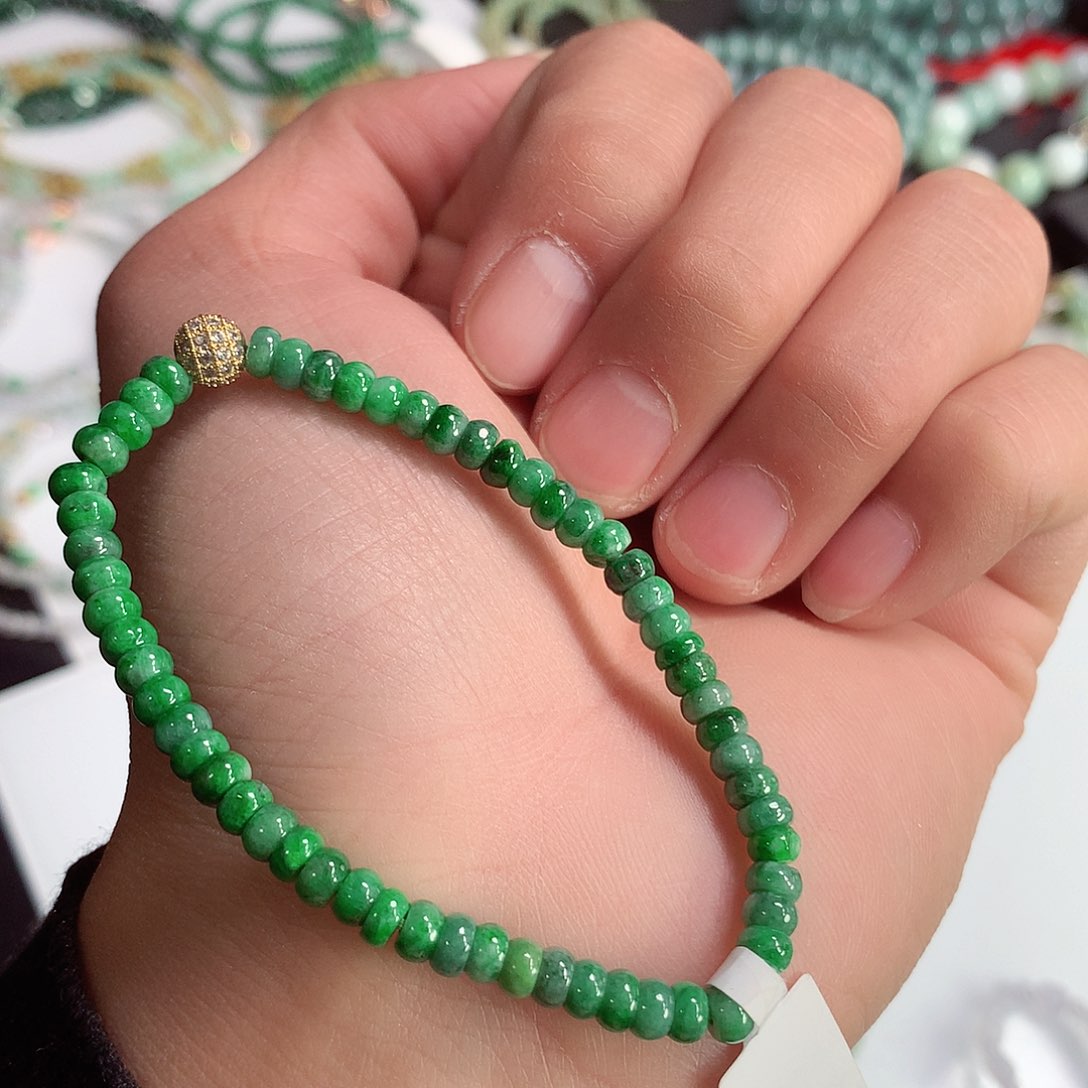 翡翠颈饰未镶嵌手串