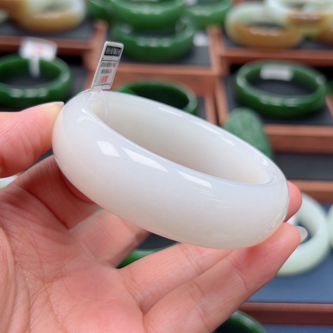 未镶嵌手镯和田玉?**拉