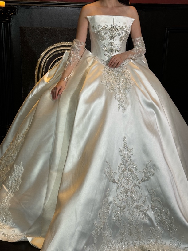 抹胸缎面重工齐地婚纱