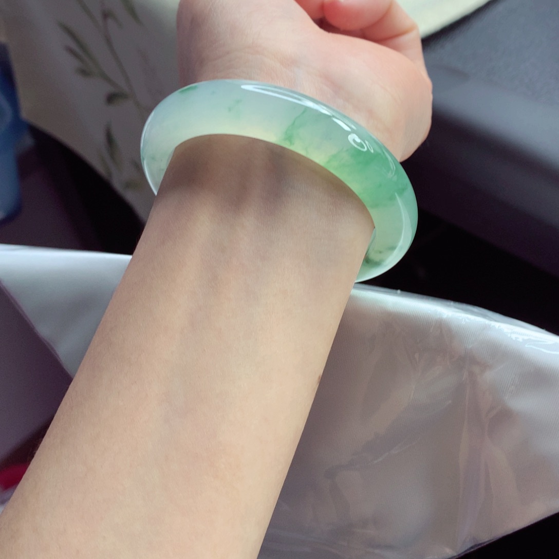 翡翠手镯未镶嵌55圈口 冰透起胶绿野仙踪飘绿花