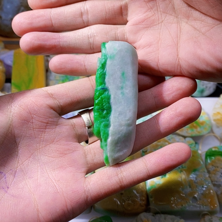 未镶嵌定制翡翠倚****?翡翠