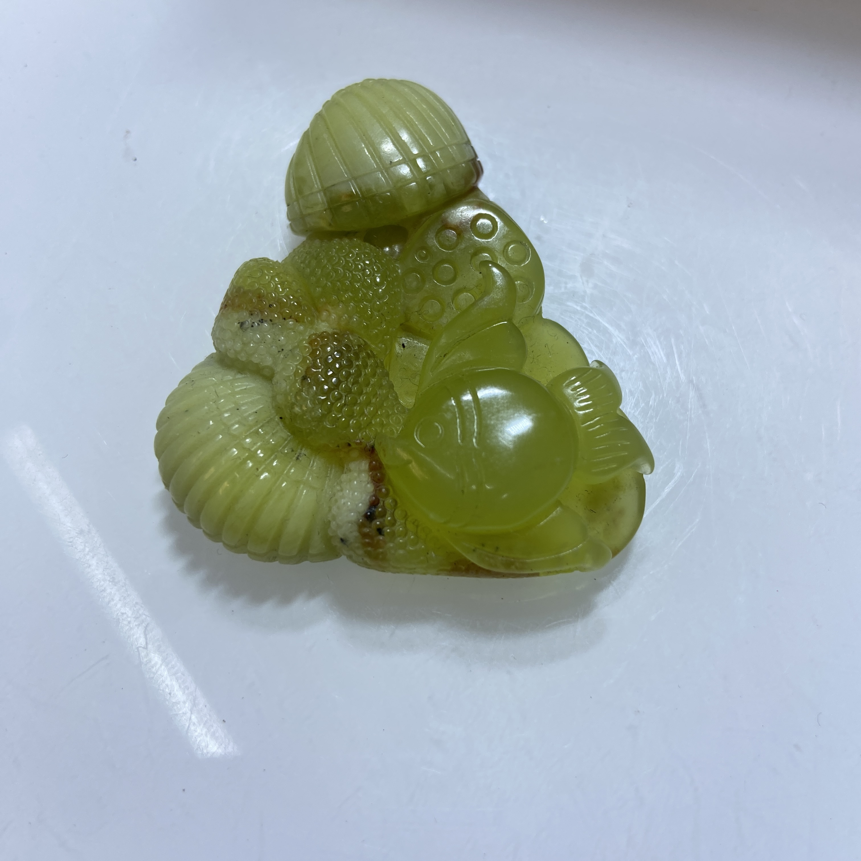 岫玉俏色巧雕花玉贝壳鱼挂坠富富有鱼