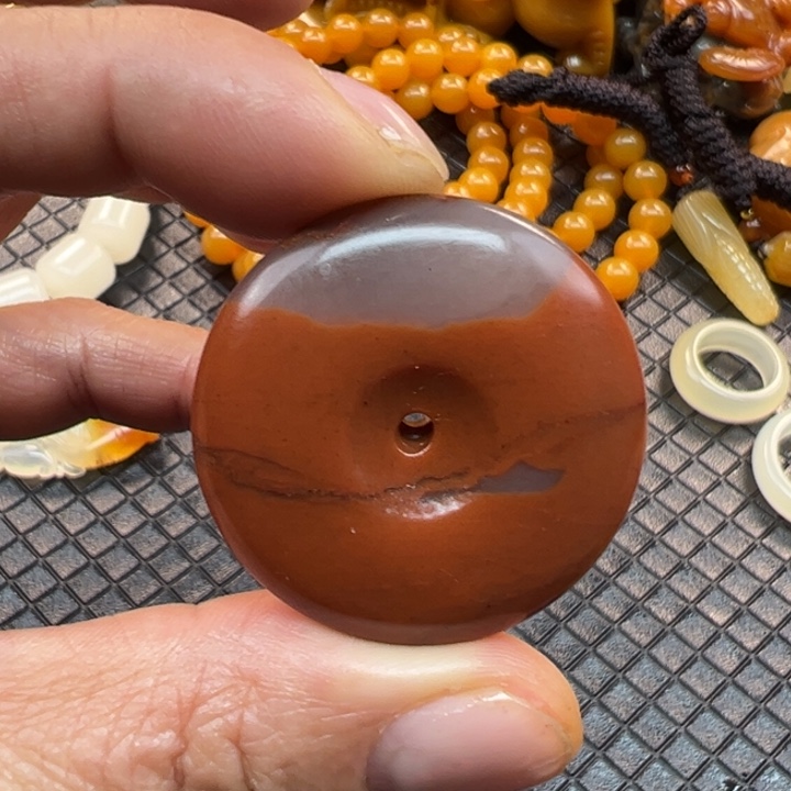 石英质玉（黄龙玉）颈饰合金