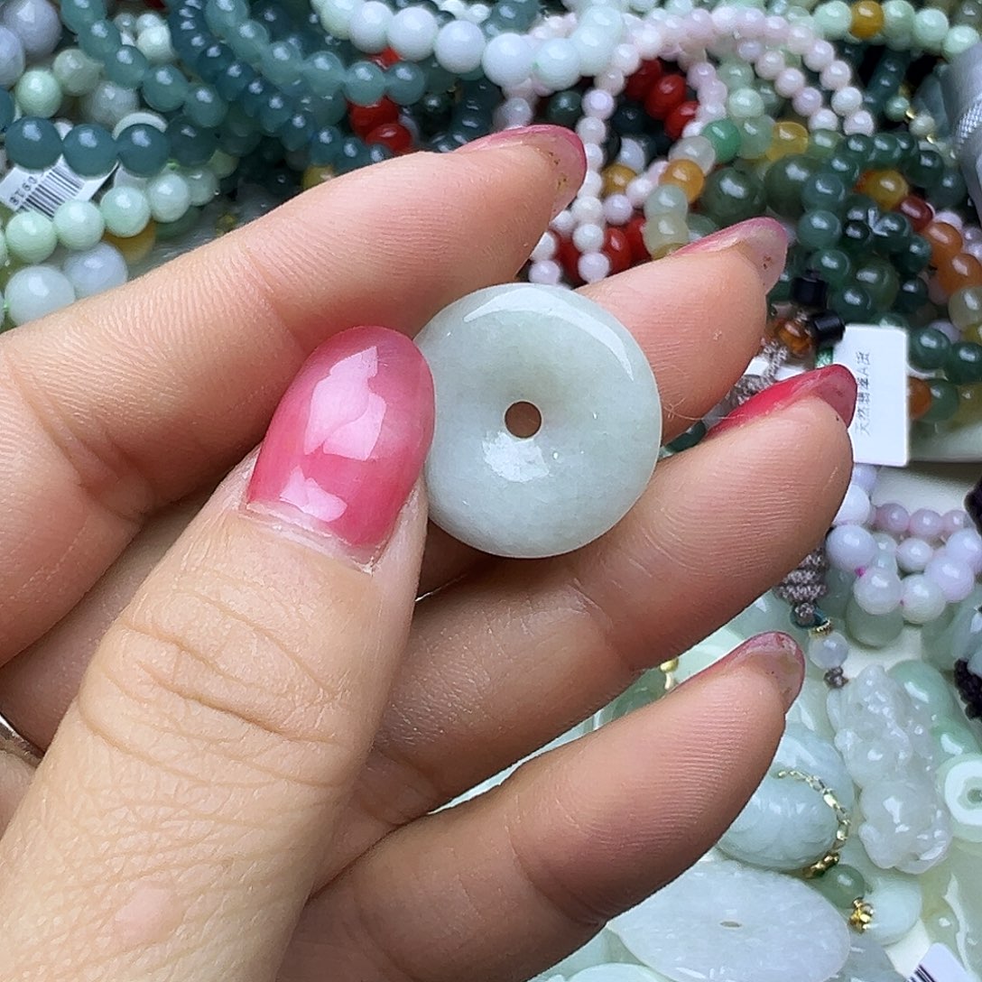 翡翠未镶嵌颈饰富贵